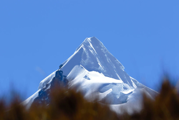 Kaunis näkymä Huaytapallanan vuoriston lumihuippuun
. - Valokuva, kuva