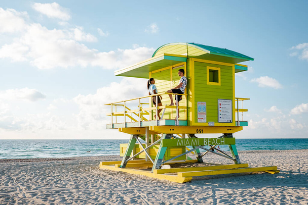 Miami South Beach Florida, Paar bei der Hütte des Bademeisters während Sunrise Miami Beach, Männer und Frauen am Strand - Foto, Bild