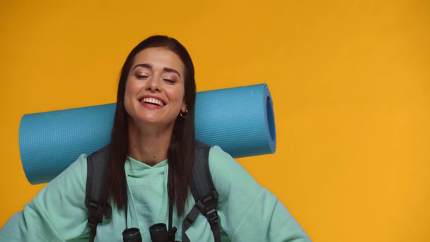gelukkig reiziger lachen op camera geïsoleerd op geel - Video