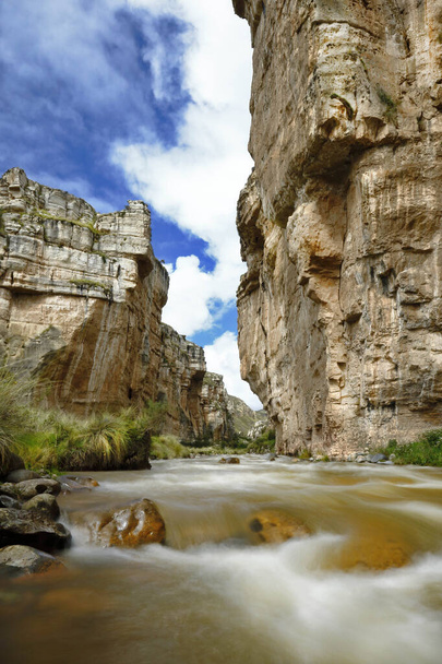 Maisema näkymä vaikuttava Shucto kanjoni (kierretty) on geologinen muodostuminen rock mallinnettu eroosio veden yli miljoonia vuosia löytyy Canchayllo, Jauja
. - Valokuva, kuva