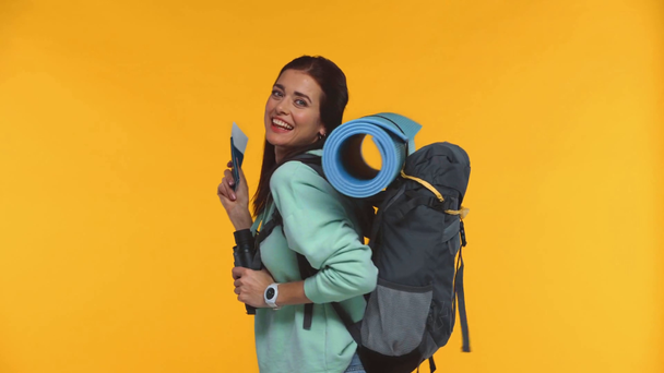 Веселый путешественник с паспортом и авиабилетом изолирован на желтый
 - Кадры, видео