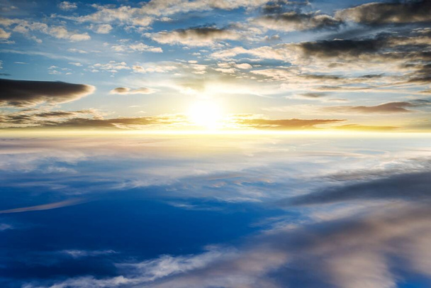 Hermoso paisaje celestial con el sol en las nubes  . - Foto, Imagen