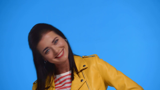 Hermosa mujer riendo de la cámara aislada en azul
 - Metraje, vídeo