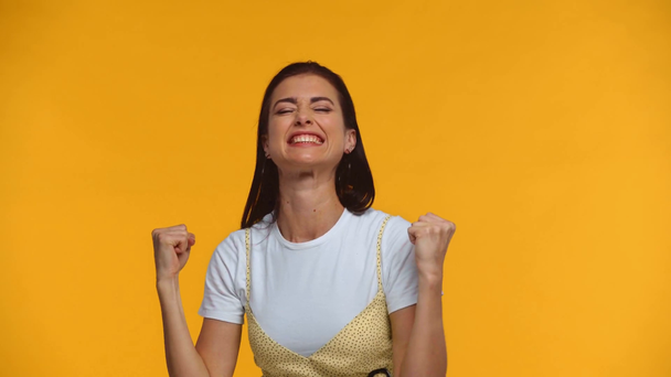 Menina alegre com dedos cruzados mostrando sim isolado no amarelo
 - Filmagem, Vídeo
