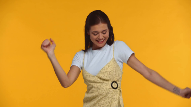 Menina feliz dançando e mostrando sim isolado no amarelo
 - Filmagem, Vídeo