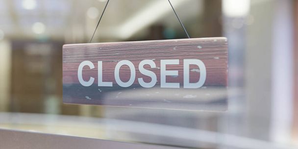 pomarańczowy zamknięty znak na sklepie szklane drzwi zamknięte bankrut koncepcja kolorowe tło - Zdjęcie, obraz