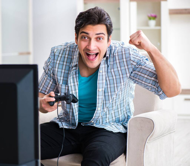 Hombre jugando juego de ordenador en casa - Foto, Imagen