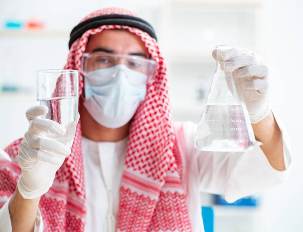 Арабский химик проверяет качество питьевой воды - Фото, изображение