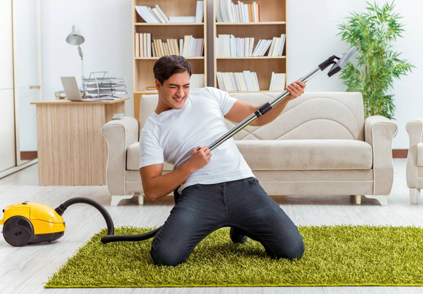 Muž manžel úklid domu pomáhá manželce - Fotografie, Obrázek