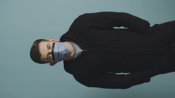 Προσωπογραφία του νεαρού φοιτητή με προστατευτική μάσκα - Πλάνα, βίντεο