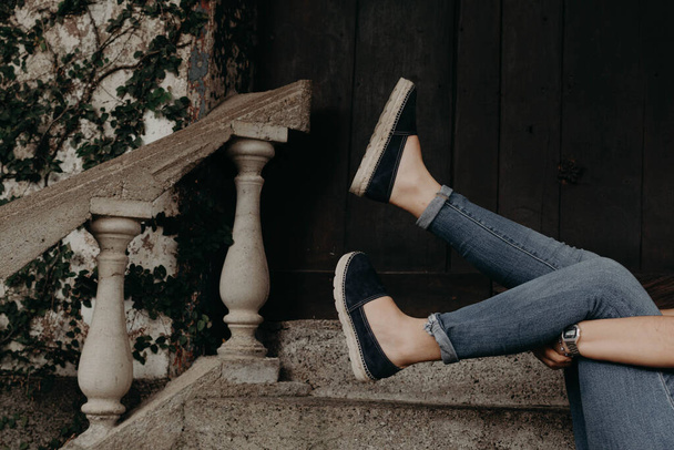 Женщина в обуви и сандалиях, модель на открытом воздухе
 - Фото, изображение