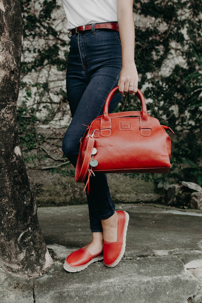 Femmes portant des sandales ou des chaussures tenant un portefeuille, un sac à main et un sac
 - Photo, image