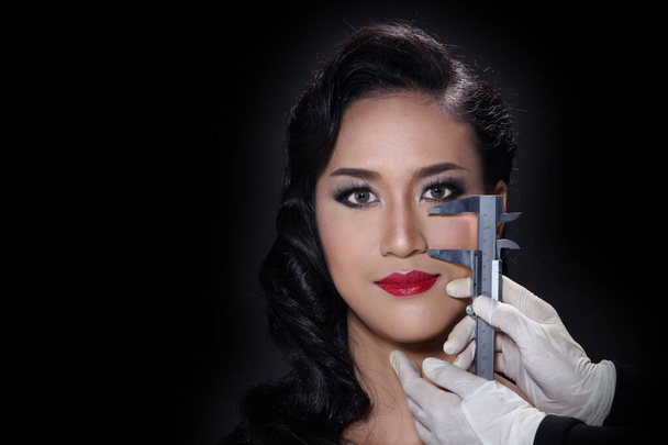 Азиатская красивая женщина диагностировать структуру кожи лица и подготовиться к инъекции ботокса наполнитель шприц для подъема и лечения кожи для более яркой гладкой молодой, черный фон изолирован
 - Фото, изображение