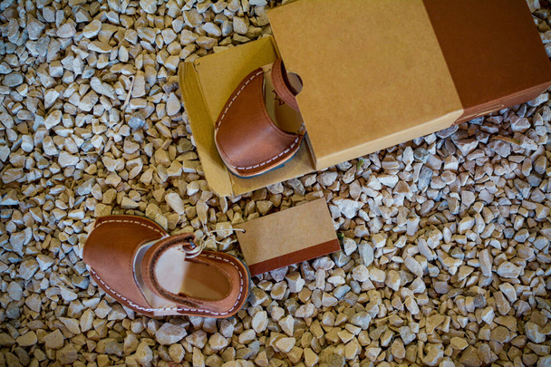 Sandales en cuir pour enfants dans une boîte, espace de copie
. - Photo, image