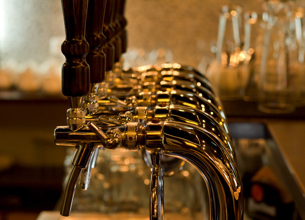 Fila di rubinetti di birra in un pub o bar
 - Foto, immagini