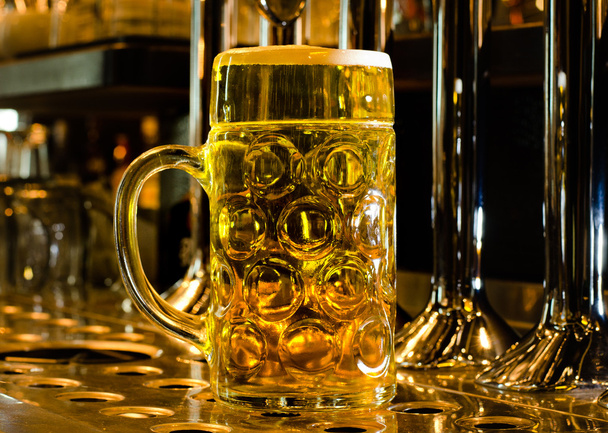 nagy pohár tankard a csapolt sör - Fotó, kép