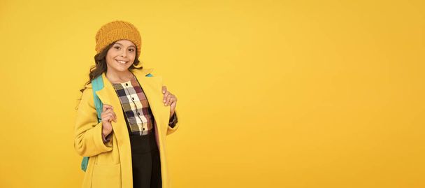 Fall fashion. Little girl wearing stylish hat and coat. Schoolgirl fancy child. Aesthetics of clothes. Fall outfit. Modern teen outfit concept. Outfit for daily school life. Feeling cool and stylish - Foto, afbeelding