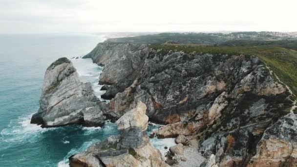 incrível litoral com colinas rochosas nuas e ondas azuis
 - Filmagem, Vídeo