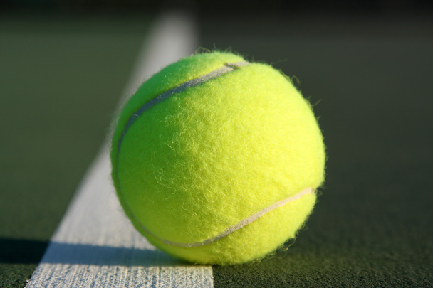 pelota de tenis en la cancha - Foto, imagen