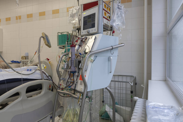 Dialysemachine op de IC in het ziekenhuis, een plaats waar patiënten met longontsteking kunnen worden behandeld veroorzaakt door coronavirus covid 19.  - Foto, afbeelding