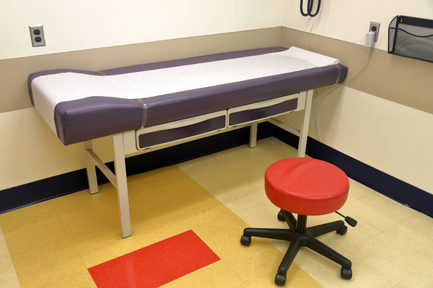 Betegvizsgálóasztal a dcotor klinika vizsgálószobájában - Fotó, kép