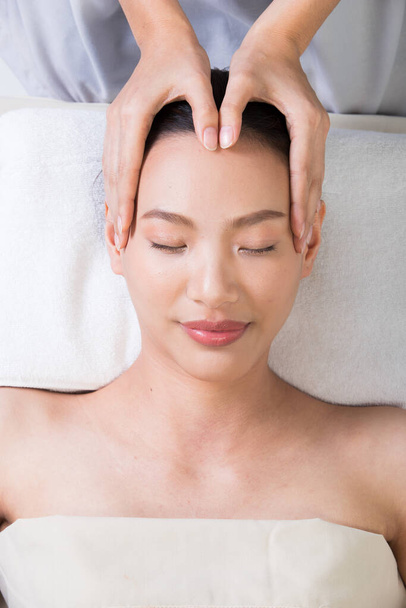 Ayurvedic Masaż głowy Terapia na czole twarzy Master Chakra Point Azji kobieta, Terapeuta Spa ciało kobieta ręce leczenie na klienta w celu zwiększenia krążenia uwolnienia napięcia pracy myśleć - Zdjęcie, obraz