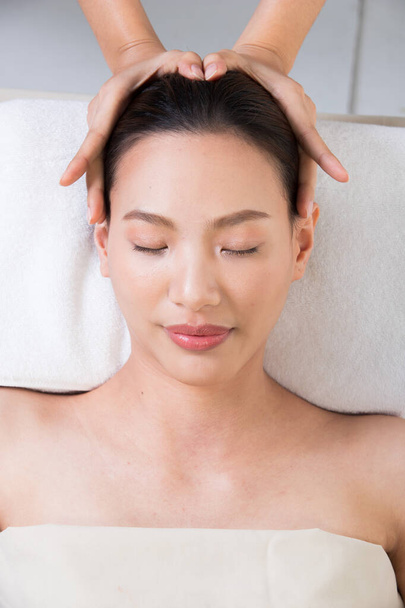Ayurvedic Head Massage Therapy sur le front facial Master Chakra Point of Asian woman, Therapist Spa body woman hands treatment on customer to increase circulation release tension stress of think work
 - Photo, image