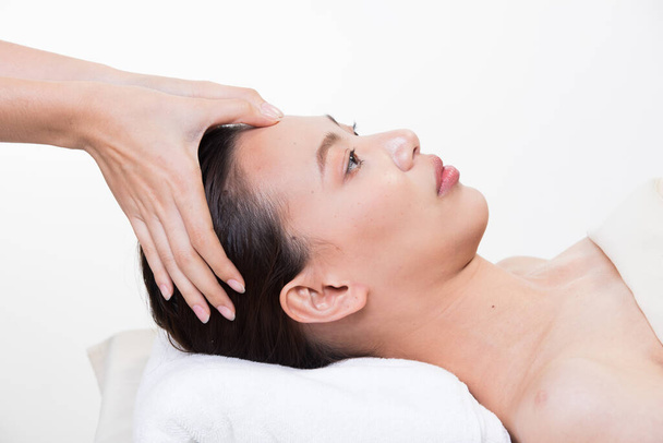 Аюрведический массаж головы Терапия на лбу Мастер Чакра Пойнт азиатской женщины, Терапевт Spa тело женщина руки лечение на клиента, чтобы увеличить напряжение циркуляции, изолированные
 - Фото, изображение