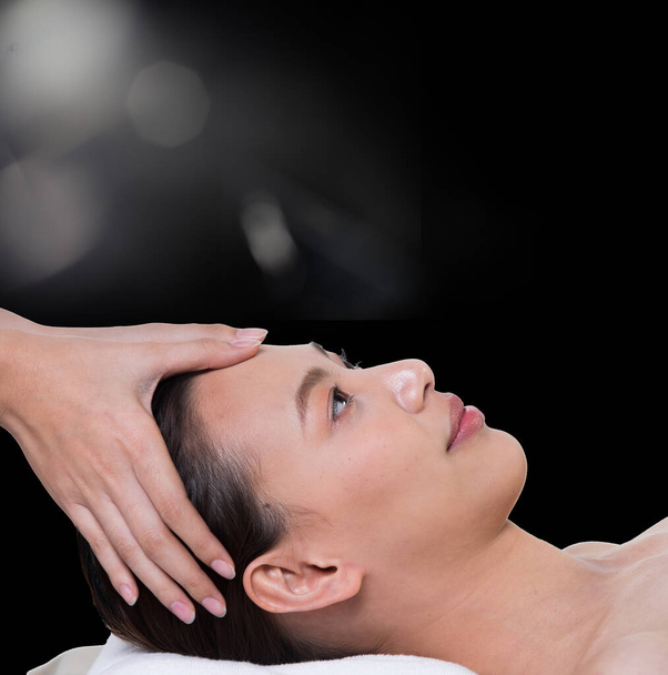 Ayurvedico Massaggio alla testa Terapia sulla fronte facciale Master Chakra Point della donna asiatica, Therapist Spa corpo donna mani trattamento sul cliente per diminuire lo stress tensione di rilascio, sfondo nero bokeh
 - Foto, immagini