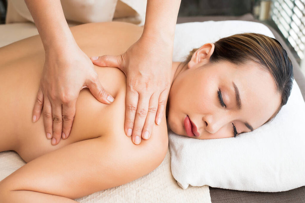 Masaż ciała na nagich plecach Mix Race rasy białej azjatyckiej kobiety naciskając palce na ból lub stres mięśni punkt uwolnić relaks. Terapeuta Spa masaż ciała kobieta ręce leczenie na klienta - Zdjęcie, obraz