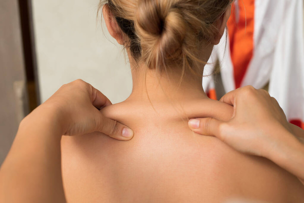 Thai Back Pain office Syndrome Body Masszázs Mix Race kaukázusi ázsiai nő, Terapeuta Spa test nő kezek kezelés az ügyfél, osteopathia, Alternatív gyógyászat, fájdalomcsillapítás koncepció - Fotó, kép