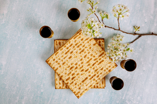 Férias judaicas Páscoa com matzah, pesah celebração quatro copo kosher vinho
 - Foto, Imagem