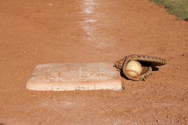 Baseball im Handschuh in der Nähe einer Basis - Foto, Bild