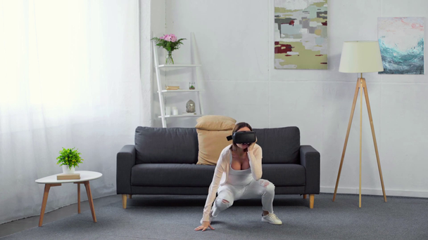 Těhotná žena ve vr sluchátka hrát videohry v obývacím pokoji - Záběry, video