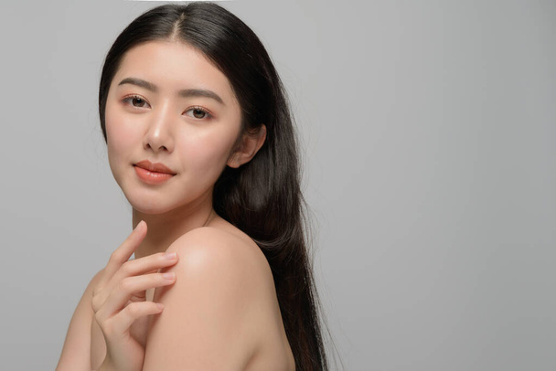 Belle jeune femme asiatique avec une peau propre et parfaite. Modèle de portrait naturel maquillage. Spa, soins de la peau et bien-être - Photo, image