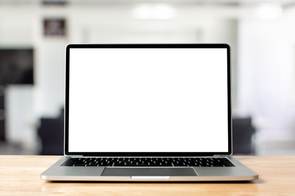 Laptop blanco scherm op houten tafel met kantoor achtergrond, mockup, template voor uw tekst - Foto, afbeelding