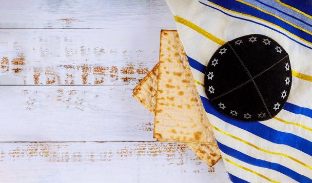 過越のユダヤ人のペシャの休日とともにmatzahハガダ未曾有のパン - 写真・画像