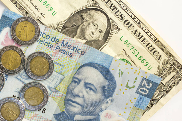 Mexicaanse peso 's met Amerikaanse dollar - Foto, afbeelding