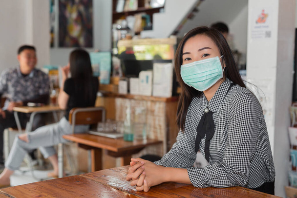 žena s ochrannou maskou v kavárně. - Fotografie, Obrázek