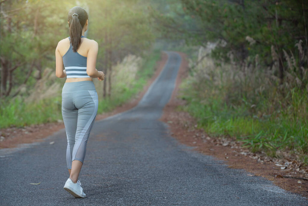 Женщина в спортивной одежде бегает в парке
 - Фото, изображение