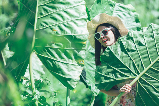 Счастье красивая азиатская женщина в солнечных очках в парке - Фото, изображение