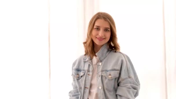 Joyeux charmant femme en jean veste en lumière bureau moderne
 - Séquence, vidéo