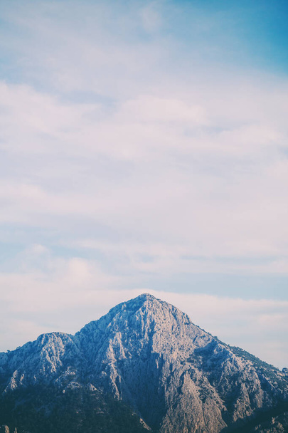 Krásné turecké hory na pozadí zatažené oblohy. Vrchol. Horolezectví v Turecku. - Fotografie, Obrázek