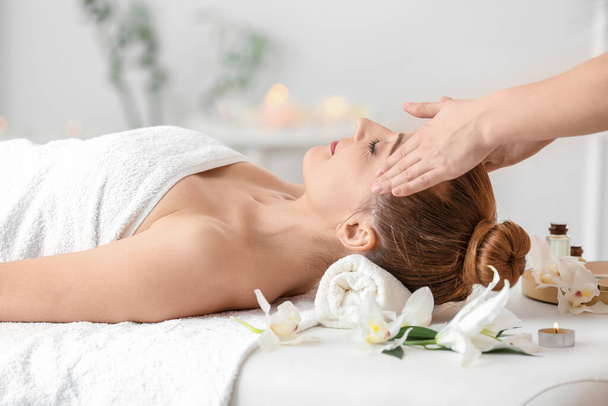 Bella donna che riceve massaggio nel salone spa
 - Foto, immagini