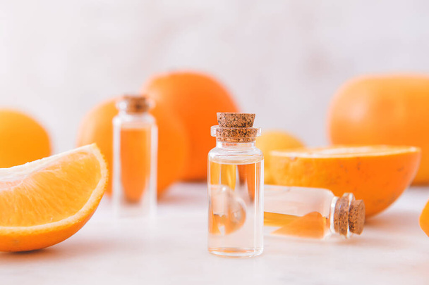Flaschen mit ätherischem Orangenöl auf dem Tisch - Foto, Bild
