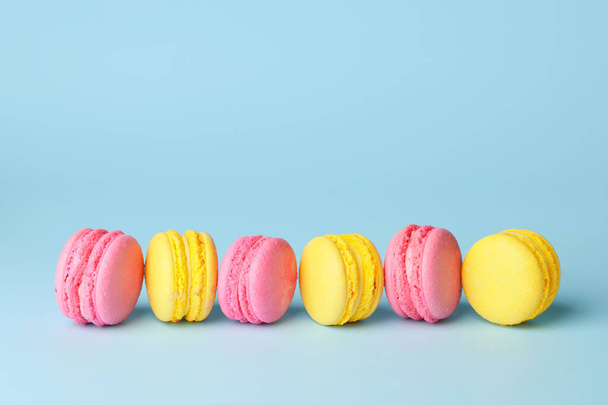 Heerlijke macarons op kleur achtergrond - Foto, afbeelding