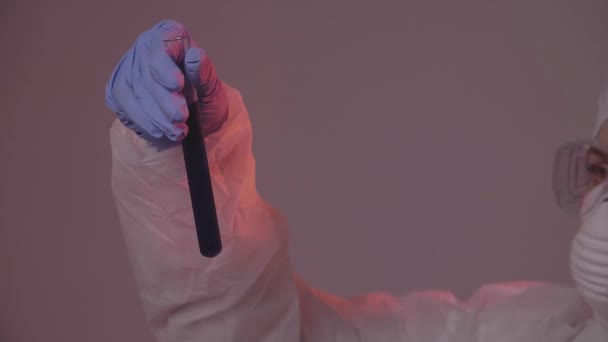 Geschützter Wissenschaftler, der Flüssigkeit in ein Labor gießt. Forschungs- und Wissenschaftskonzept - Filmmaterial, Video