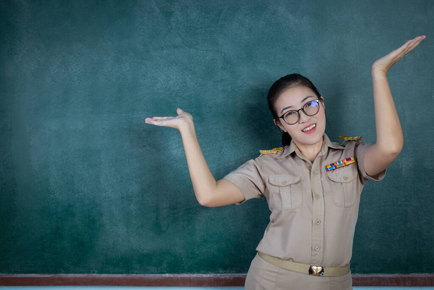щасливий тайський вчитель в офіційному вбранні, що діє перед бортом
 - Фото, зображення