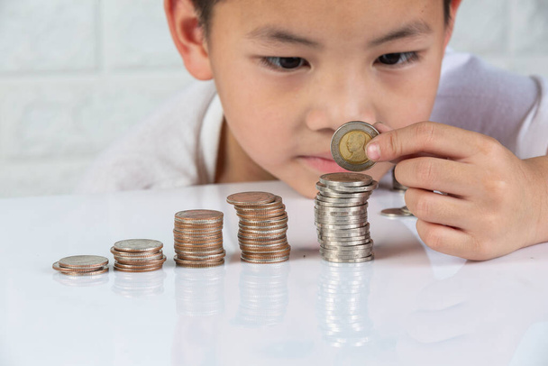 azjatycki chłopiec licząc pieniądze - Zdjęcie, obraz