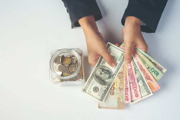 dipendenti donna contare i soldi su una scrivania bianca - Foto, immagini